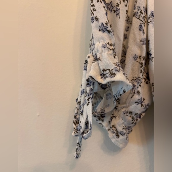 Floral Abercrombie floral blouse with bow detail on sleeves - Picture 3 of 4